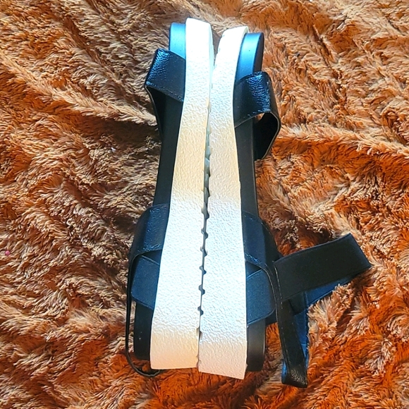 Sandals - Picture 3 of 5